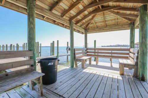 Vaade, Model Home near Camp Lejeune with Water View in Sneads Ferry (NC)