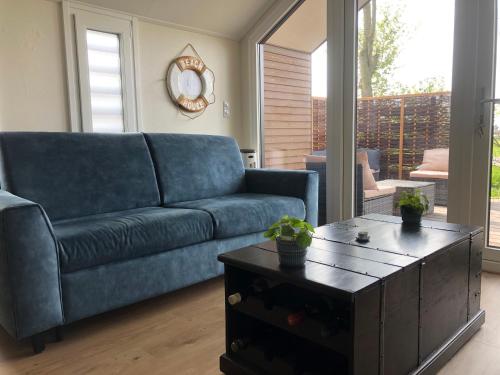  Luxe vrijstaande chalet voor gezinnen en stellen met mooie bloementuin vlakbij het water in Elahuizen