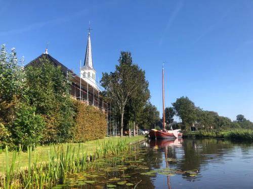 Közeli látványosságok, Luxe vrijstaande chalet voor gezinnen en stellen met mooie bloementuin vlakbij het water in Harich