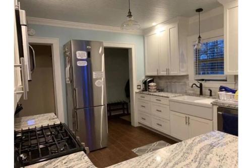 1 mile to Fort Sill! The CaroleBelle Cottage sleeps 8 with hottub,grills,firepit