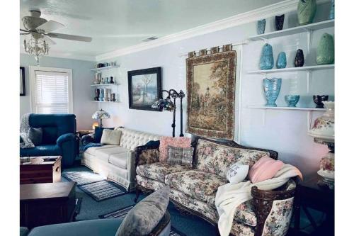 1 mile to Fort Sill! The CaroleBelle Cottage sleeps 8 with hottub,grills,firepit