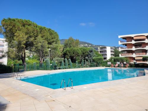 Superbe studio tout neuf dans résidence piscine