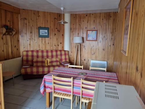 2 bedrooms, 3 beds