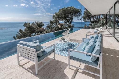 Exclusive Beachfront Villa with Majestic Sea Views, Lloret de Mar Villa 1001 gîte à louer Platja de Canyelles
