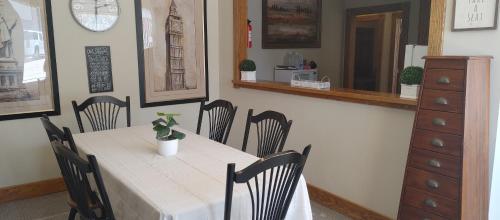 . White House Lodge- Main Street Executive Apartment