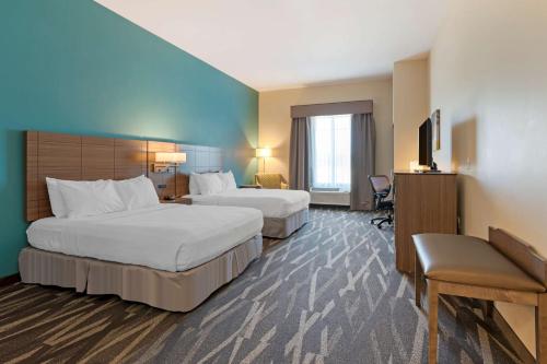 Queen Room with Roll-In Shower - Disability Access/Non-Smoking
