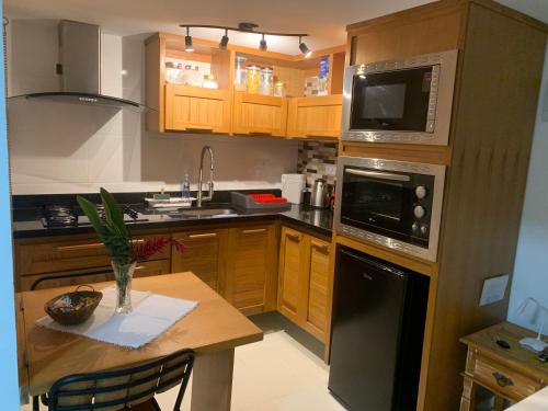 ห้องครัว, Estúdio no Condomínio Acquaville (Estudio no Condominio Acquaville) in หาดกูร์รัล