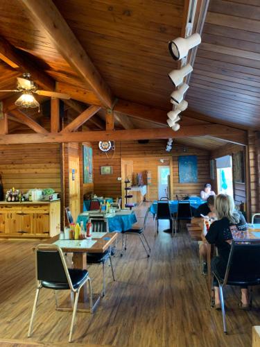 Restoran, Glacier Haven Inn in Essex (MT)