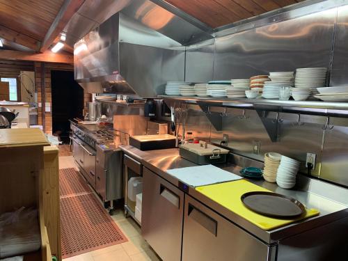 Toit ja joogid, Glacier Haven Inn in Essex (MT)