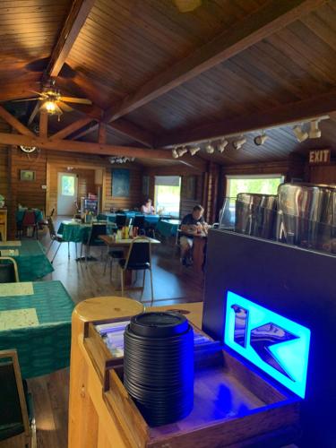 Restoran, Glacier Haven Inn in Essex (MT)