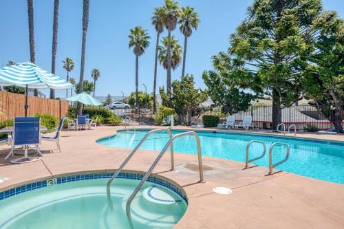 游泳池, 聖路易斯奧比斯波瓦加邦德旅館 (Vagabond Inn San Luis Obispo) in 聖路易歐比斯波 (CA)