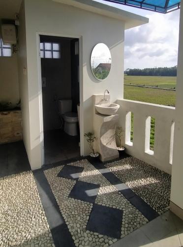 Bathroom, Walasa Ayu Homes By MSH in Labuan Bajo