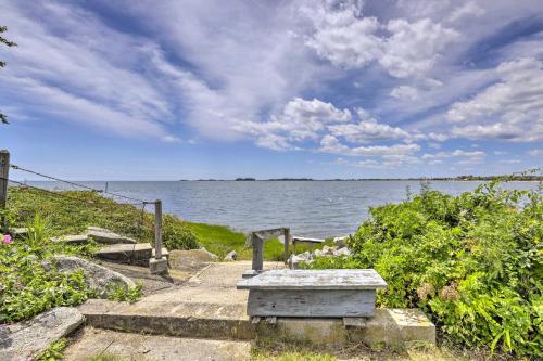 Waterfront Cottage with Sunroom and Patio and Grill