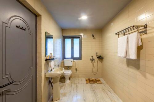 StayVista's Grey Mosaics - Vasai - 5BHK Villa with Pool Table & Private Pool - image 2