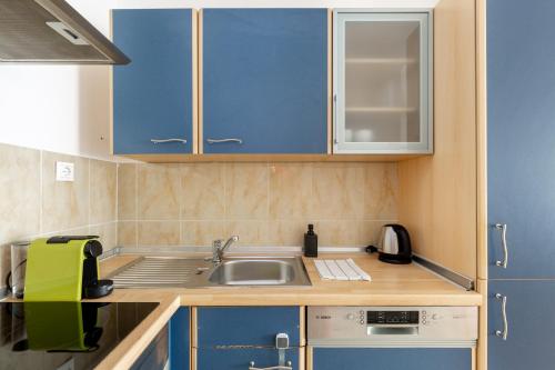 Super central 2-bedroom apartment with terrace - image 8