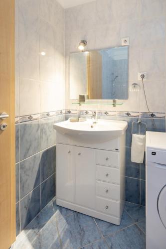 Super central 2-bedroom apartment with terrace - image 3