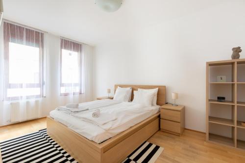 Super central 2-bedroom apartment with terrace - image 11