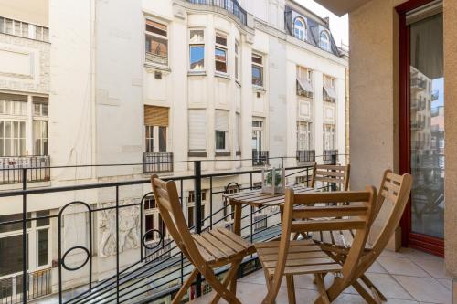Super central 2-bedroom apartment with terrace - image 12