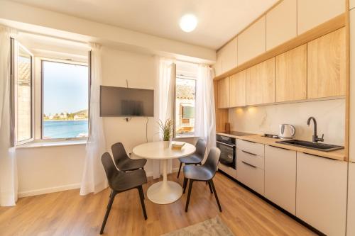 Central Seaside Residence 4