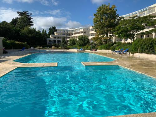 Appartement avec grande terrasse dans un magnifique parc à 5 minutes de la plage