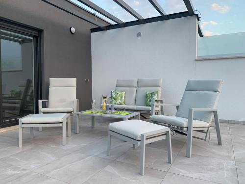 شرفة/ تراس, Villa Lighthouse mit Pool und Jacuzzi in Basanija