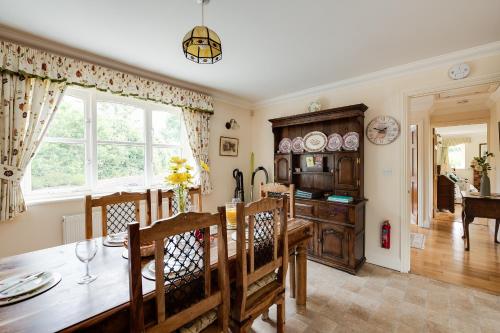 Oak Tree Cottage, Charming, Rural New Forest Home in Basingstoke Külváros