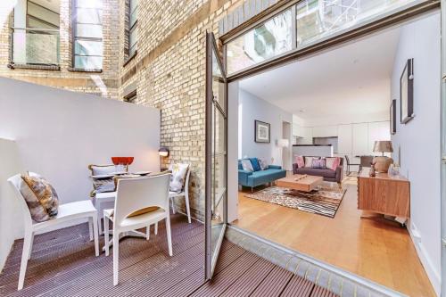 Interior-Designer Apartment With 2 Terraces, Mayfair, London