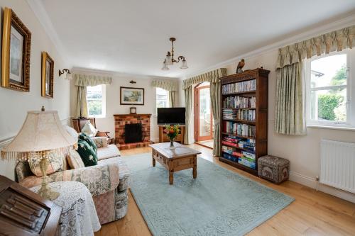 Oak Tree Cottage, Charming, Rural New Forest Home