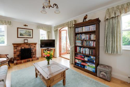 Oak Tree Cottage, Charming, Rural New Forest Home