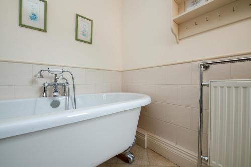 Oak Tree Cottage, Charming, Rural New Forest Home in Basingstoke Külváros