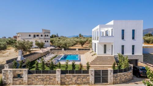 Skats, Boheme Villas close access to Laganas Resort in Kalpaki