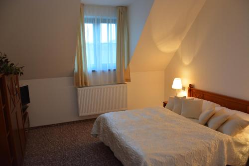 Hotel Zámek Velká Bystřice Room Type - Twin Room - Disability Access