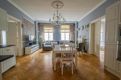 Luxury Central 150m2 Apartment on Wencelas Square with Private Garage, Praha (fotografie 6)