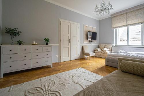 Luxury Central 150m2 Apartment on Wencelas Square with Private Garage, Praha (fotografie 10)