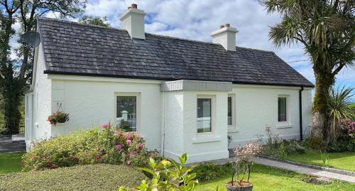 Exterior view, Kathleen's Carrowkeel Cottage in Sligo