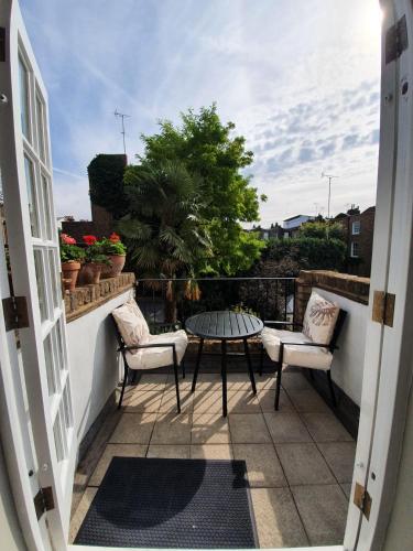 Lovely large 1 bed renovated flat w balcony & 600MB WiFi, Londýn