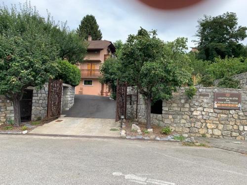 appartement avec Jacuzzi hammam sauna privatisé au rez de chaussée ds maison à Voglans à 2 kilomètres du lac du bourget en Savoie entre Chambéry et Aix les Bains cure thermale