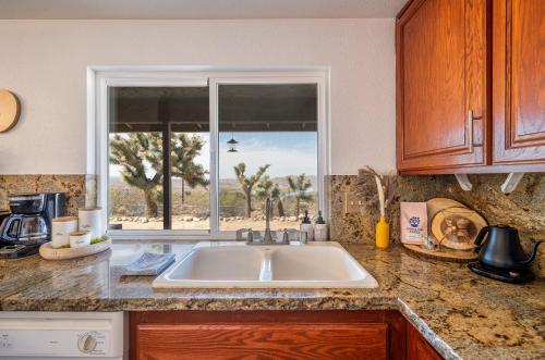 The Full Moon, Joshua Tree: Hot Tub, Sauna, Views in Joshua Tree, USA