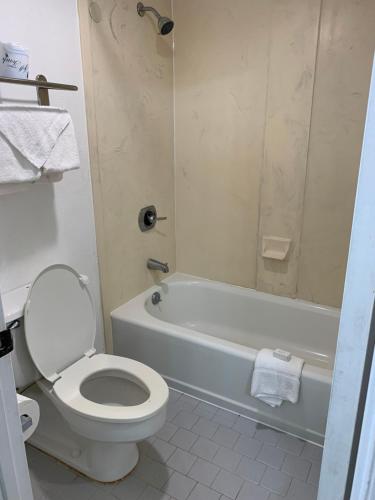 Americas Best Value Inn & Suites Melbourne - image 9