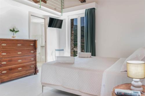 1 queen bed, 2 twin beds