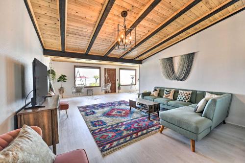 Chic Joshua Tree Pad with Mountain Views and Hot Tub in Twentynine Palms, USA