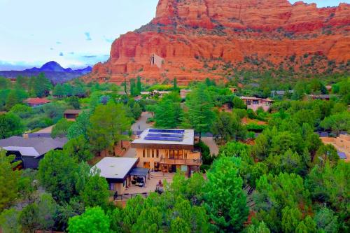 Red Rock Views and Fire Pit Stunning Sedona Home