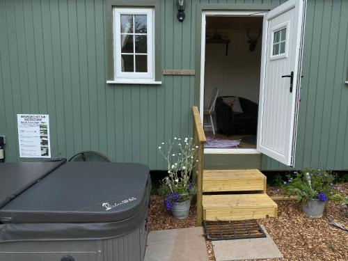 The Laburnum Retreat Shepherd Hut private hot Tub