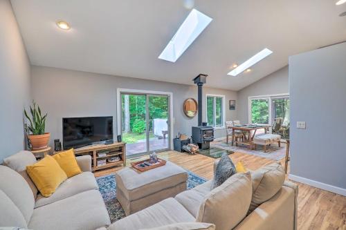 . Cozy Whitehall Hideaway w/ Hot Tub + Chiminea!