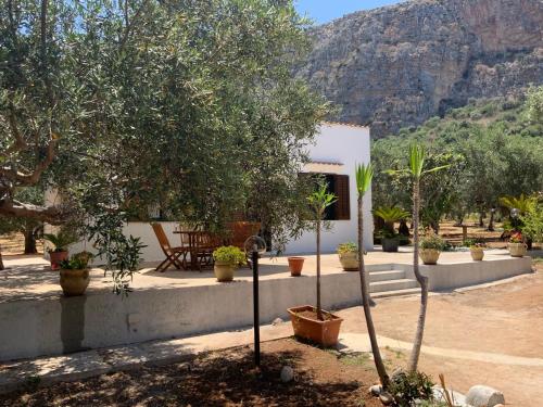  Riserva Naturale Monte Cofano antico baglio Grimaldi a pochi passi dal mare in Custonaci