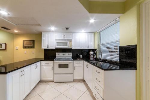 廚房, Captain's Table Hotel by Everglades Adventures in 大沼澤地市 (FL)