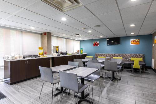 Food and beverages, Quality Inn Asheville Downtown Tunnel Rd in Asheville (NC)