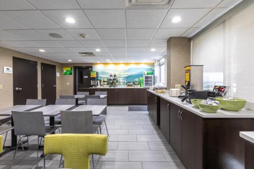 Food and beverages, Quality Inn Asheville Downtown Tunnel Rd in Asheville (NC)