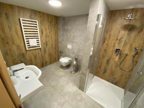 4 bedrooms, 10 beds