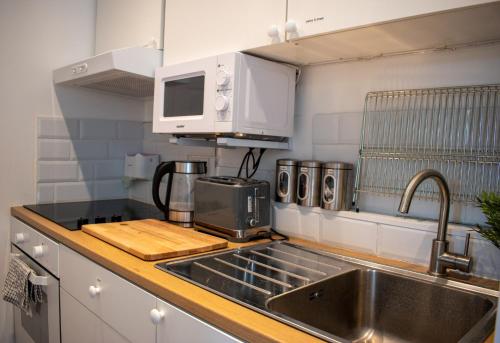 Picture of 121 Studio - Central Studio Apartment, Terrace & Full Kitchen - Airport & Train Shuttle